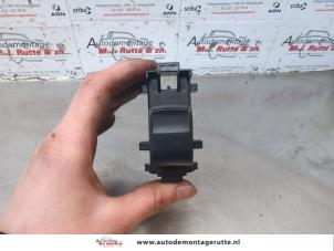 O180464 Gebruikte schakelaar elektrisch raam Subaru Trezia
