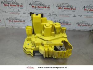 O180553 Gebruikte schuifdeur slotmechaniek rechts Peugeot Bipper