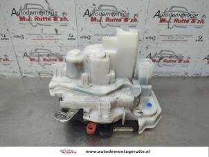 O180551 Gebruikte slotmechaniek portier 2deurs links Peugeot Bipper