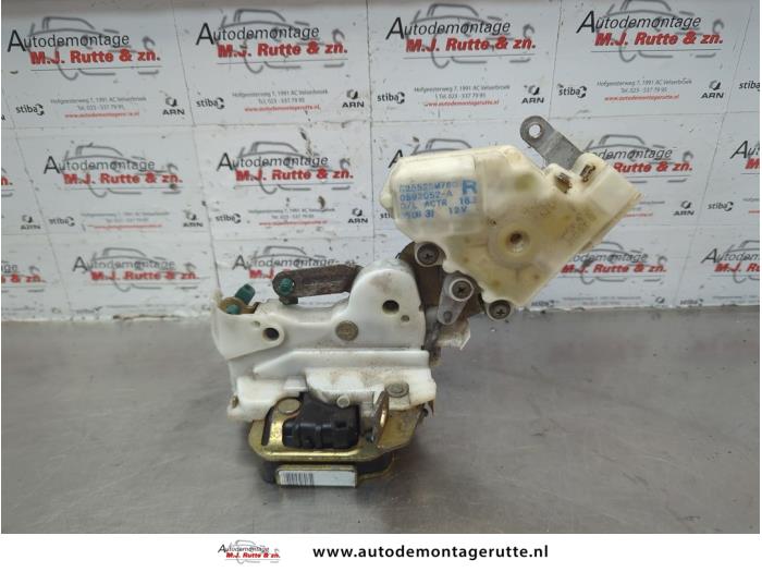 Gebruikte Slotmechaniek Portier 4Deurs rechts-achter Nissan Almera Tino O180582