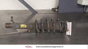 O180664 Gebruikte schokdemperpoot rechts-voor Mazda 2.