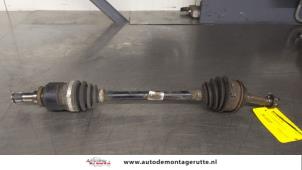 O180681 Gebruikte aandrijfas links-voor Toyota Yaris