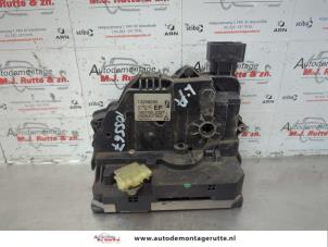 O180988 Gebruikte slotmechaniek portier 4deurs links-achter Opel Corsa