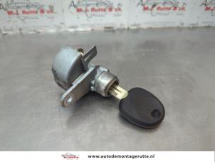 O181003 Gebruikte cilinderslot portier links Hyundai Matrix