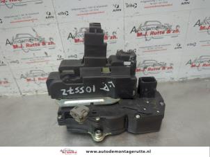 O181028 Gebruikte deurslot mechaniek 4deurs links-achter Chevrolet Captiva