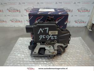 O181139 Gebruikte portierslot mechaniek 4deurs links-voor Volkswagen Passat