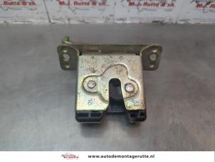 O181184 Gebruikte slotmechaniek achterklep Opel Corsa
