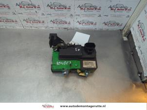 O181196 Gebruikte portierslot mechaniek 4deurs rechts-voor Volvo XC90