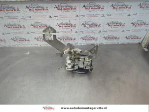O181246 Gebruikte slotmechaniek portier 2deurs links Daihatsu Cuore