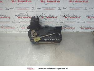 O181272 Gebruikte slotmechaniek portier 4deurs links-achter Opel Astra