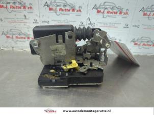 O181308 Gebruikte slotmechaniek portier 4deurs links-achter Dacia Sandero