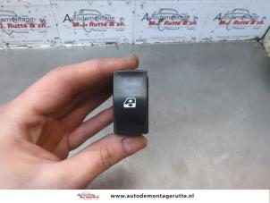 O181333 Gebruikte schakelaar elektrisch raam Renault Master