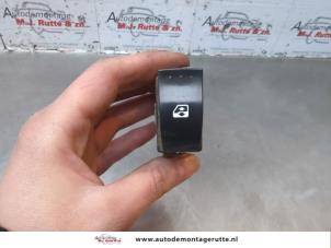 O181334 Gebruikte schakelaar elektrisch raam Renault Master