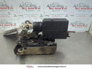 O181336 Gebruikte slotmechaniek portier 2deurs rechts Peugeot 106