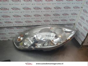 O181406 Gebruikte rechter koplamp Opel Movano