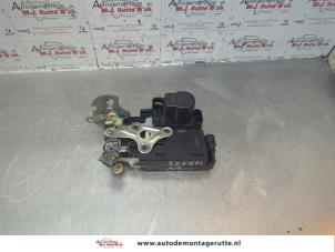 O181411 Gebruikte portierslot mechaniek 4deurs links-voor Chevrolet Spark