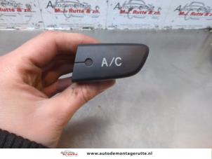 O181538 Gebruikte schakelaar airco Peugeot 107