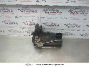 O181590 Gebruikte slotmechaniek portier 4deurs links-achter Opel Astra