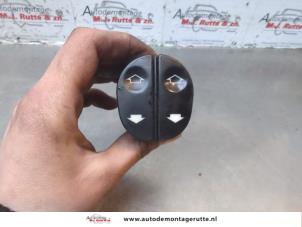 O181690 Gebruikte schakelaar elektrisch raam Ford Fiesta