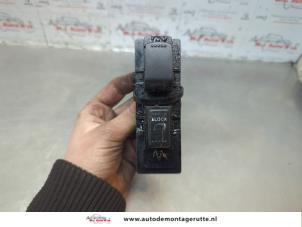 O181701 Gebruikte schakelblok ruiten Nissan Pixo