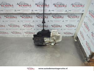 O181837 Gebruikte slotmechaniek portier 4deurs links-voor Kia Cee'D