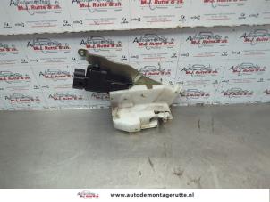 O181887 Gebruikte slotmechaniek portier 4deurs links-voor Nissan Pixo