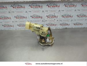 O181995 Gebruikte slotmechaniek portier 4deurs links-achter Toyota Yaris
