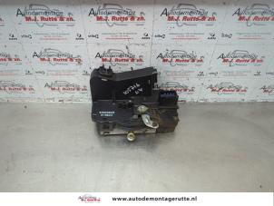 O182061 Gebruikte portierslot mechaniek 2deurs links Renault Trafic