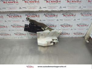 O182114 Gebruikte slotmechaniek portier 4deurs links-voor Suzuki Alto