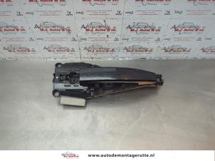 O182142 Gebruikte portiergreep 4deurs links-voor Opel Astra