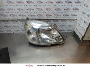 O182144 Gebruikte rechter koplamp Toyota Yaris