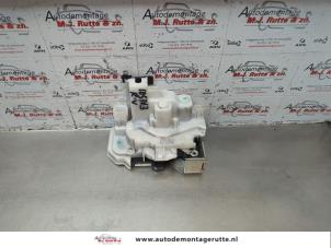 O182166 Gebruikte slotmechaniek portier 2deurs rechts Opel Combo