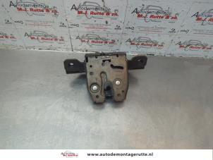 O182290 Gebruikte achterklep slotmechaniek Opel Astra
