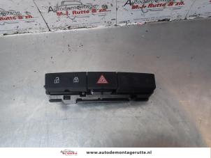 O182298 Gebruikte schakelaar paniekverlichting Opel Astra