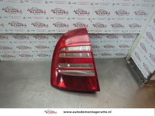 O182347 Gebruikte achterlicht links Skoda Superb