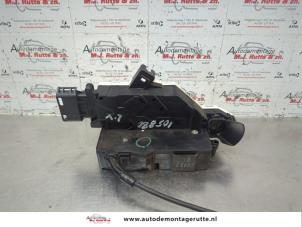 O182731 Gebruikte portierslot mechaniek 4deurs links-voor Peugeot 207