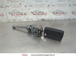 O182733 Gebruikte deurslot cilinder links Peugeot 207