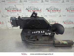 O182745 Gebruikte portierslot mechaniek 2deurs links Peugeot 207