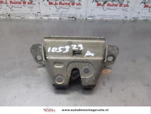 O182747 Gebruikte slotmechaniek achterklep Peugeot 107