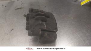 O182849 Gebruikte remklauw (tang) links-voor Opel Movano