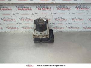 O182869 Gebruikte abs pomp Mazda 2.