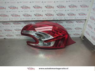 O182884 Gebruikte achterlicht links Peugeot 208