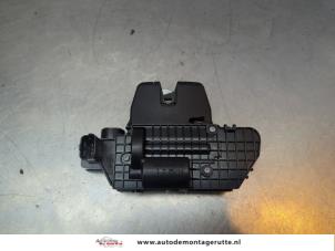 O182885 Gebruikte slotmechaniek achterklep Peugeot 208