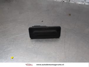 O182887 Gebruikte schakelaar achterklep Peugeot 208