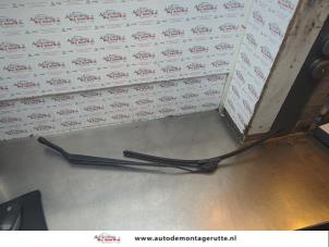 O183014 Gebruikte ruitenwisserarm voor Nissan Almera Tino