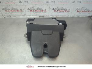 O183039 Gebruikte slotmechaniek achterklep Volvo S40