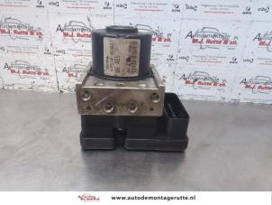 O183042 Gebruikte abs pomp Toyota Yaris
