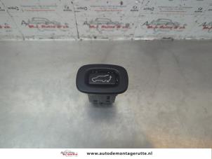 O183149 Gebruikte schakelaar achterklep Mitsubishi Outlander