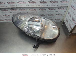 O183210 Gebruikte rechter koplamp Nissan Micra