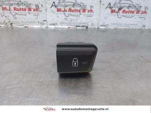 O183363 Gebruikte centrale deurvergrendeling schakelaar Peugeot 208